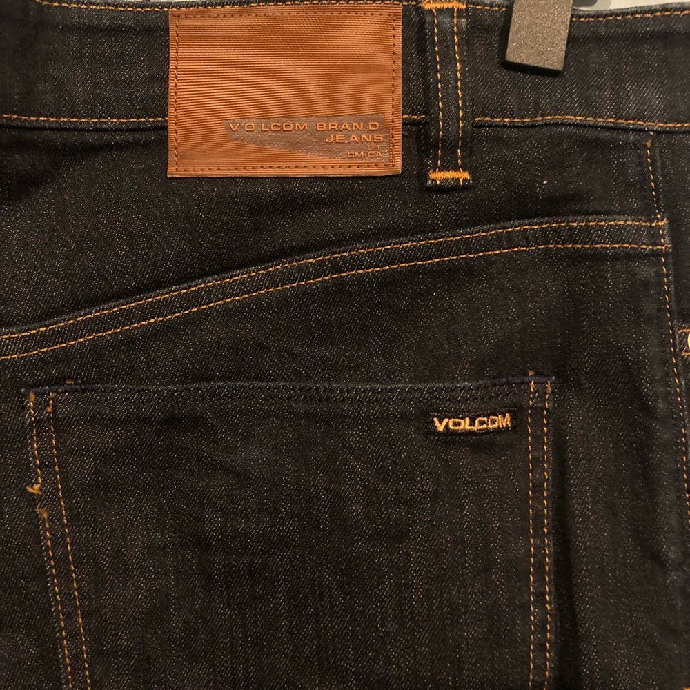 Men’s Volcom modern straight jeans.